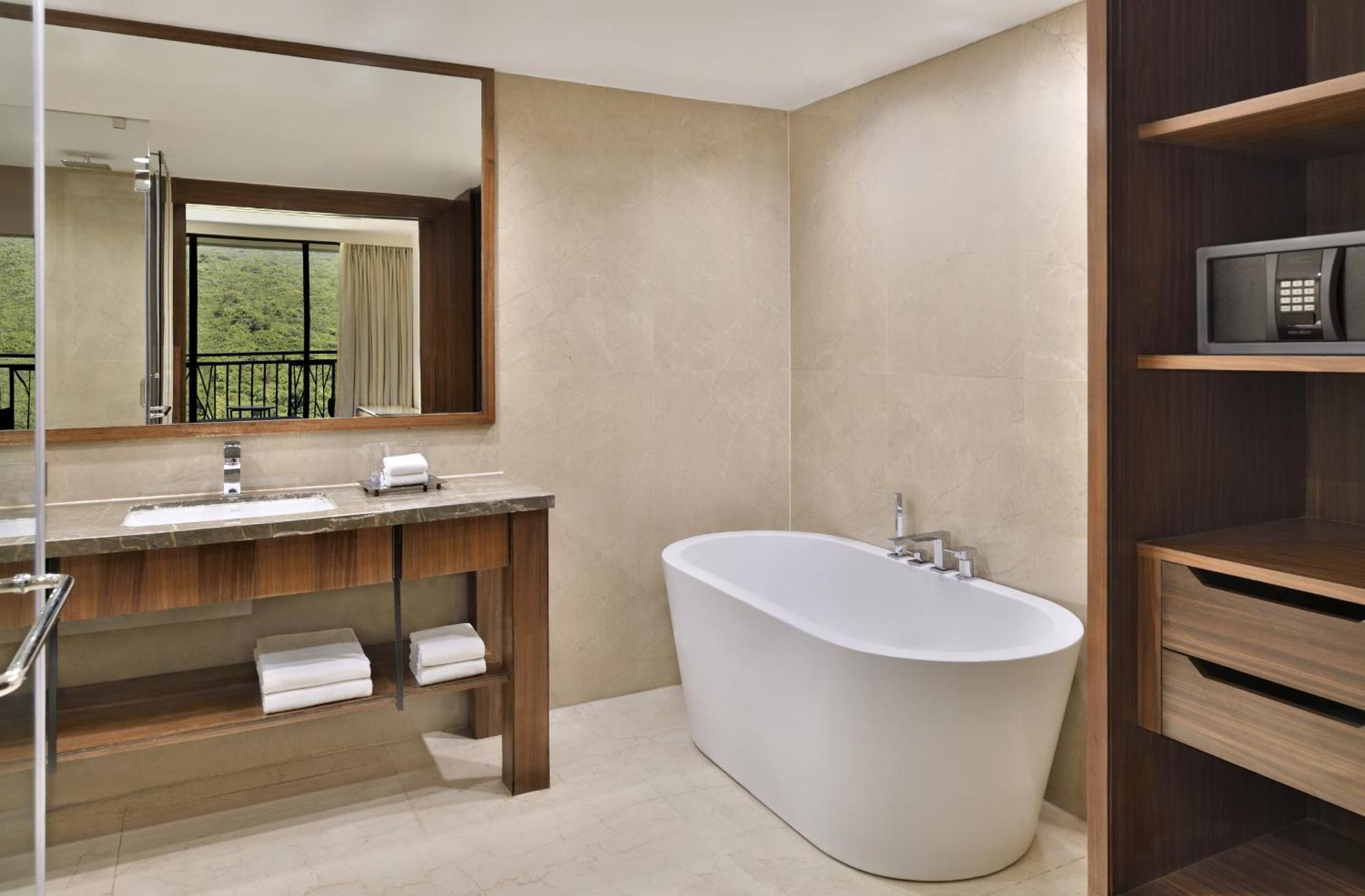Courtyard By Marriott Mahabaleshwar Hotel Bagian luar foto
