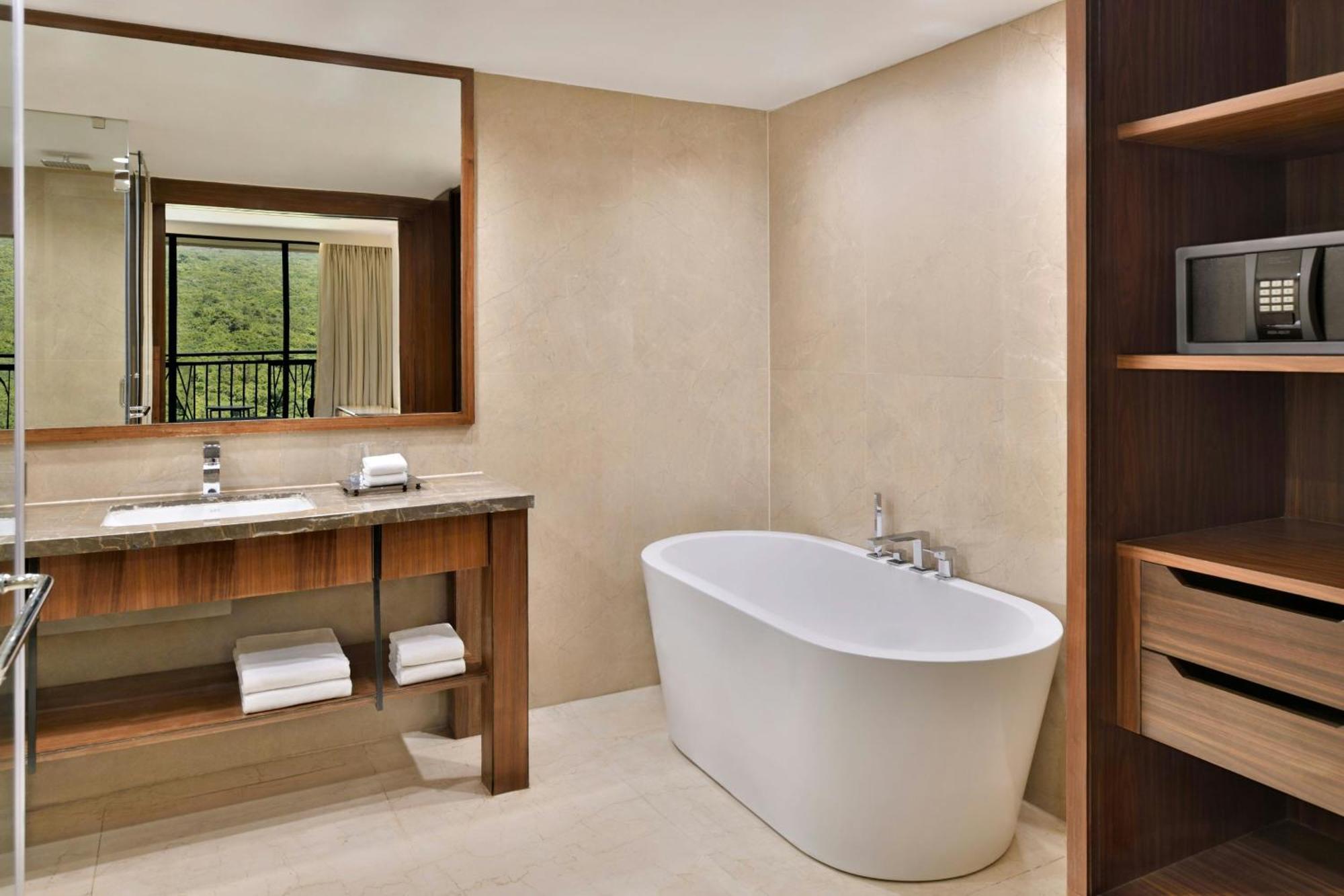 Courtyard By Marriott Mahabaleshwar Hotel Bagian luar foto